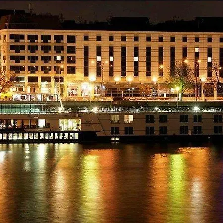 Park By Radisson Danube מלון